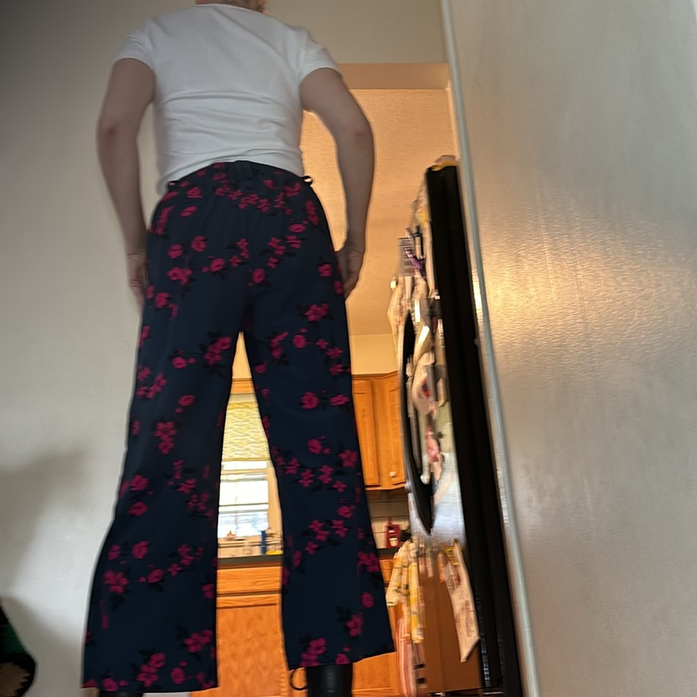 NWOT Torrid Floral Crepe Wide Leg Pant, size 00, m/l 10 - Picture 2 of 5